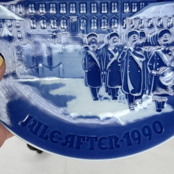 1990 Bing & Grondahl Porcelain Christmas Plate "Changing of the Guards" - Picture 3 of 7